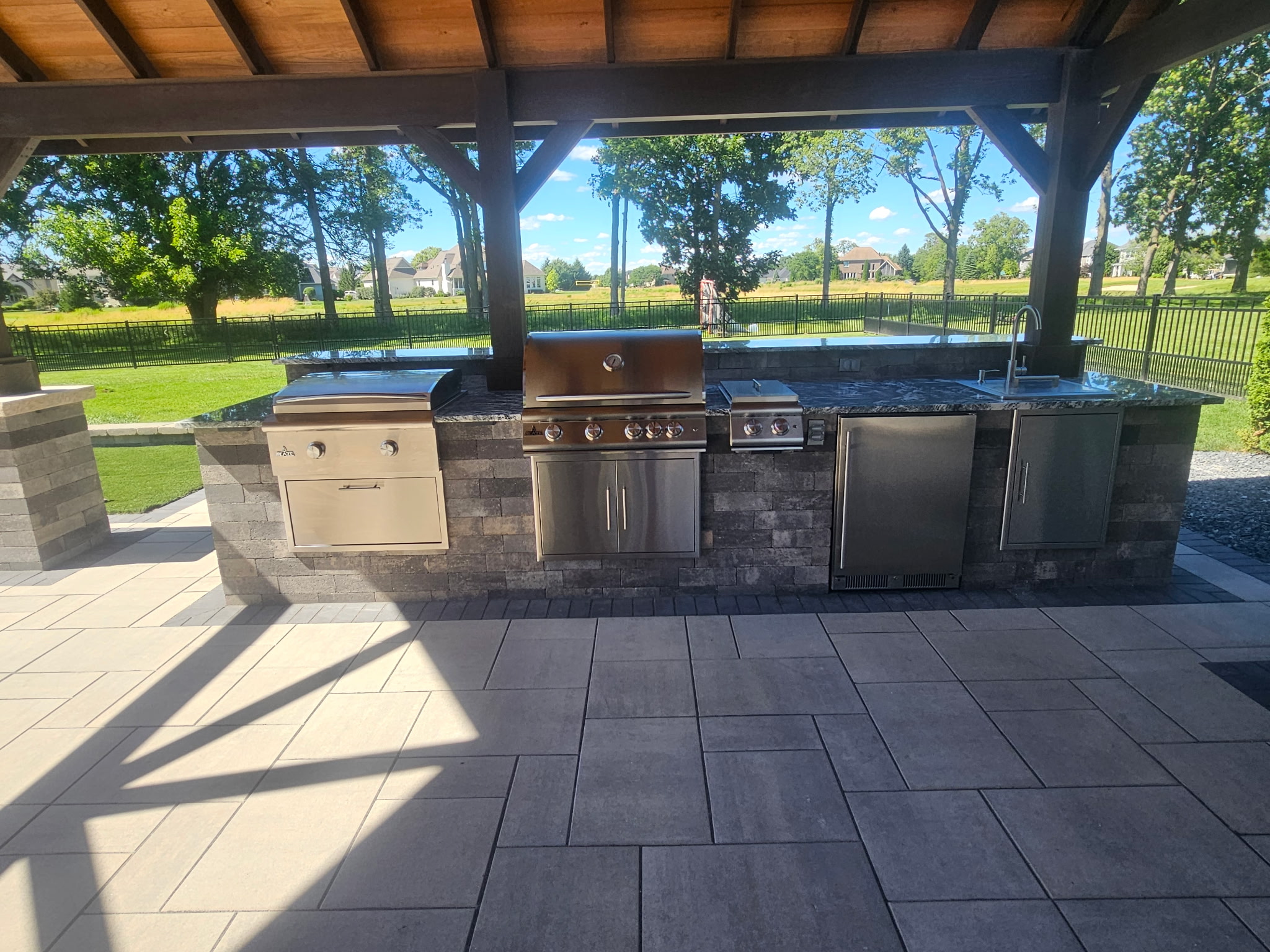 Outdoor kitchen & grill station